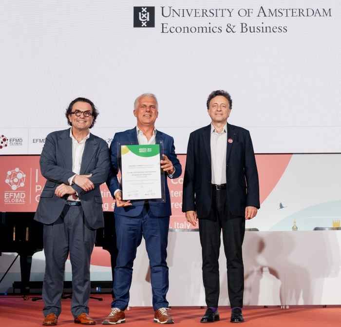 Mark van der Veen (centre) receives the certificate