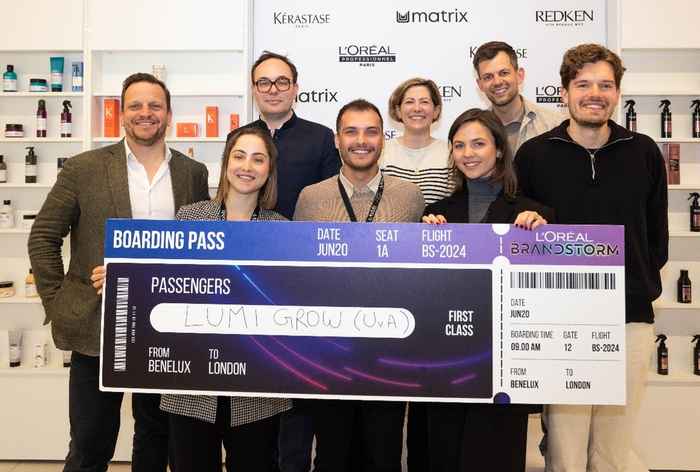 ABS team (holding boarding pass, L to R) Lucia Masson, Mahdi Mansouri, Anna Lohèl