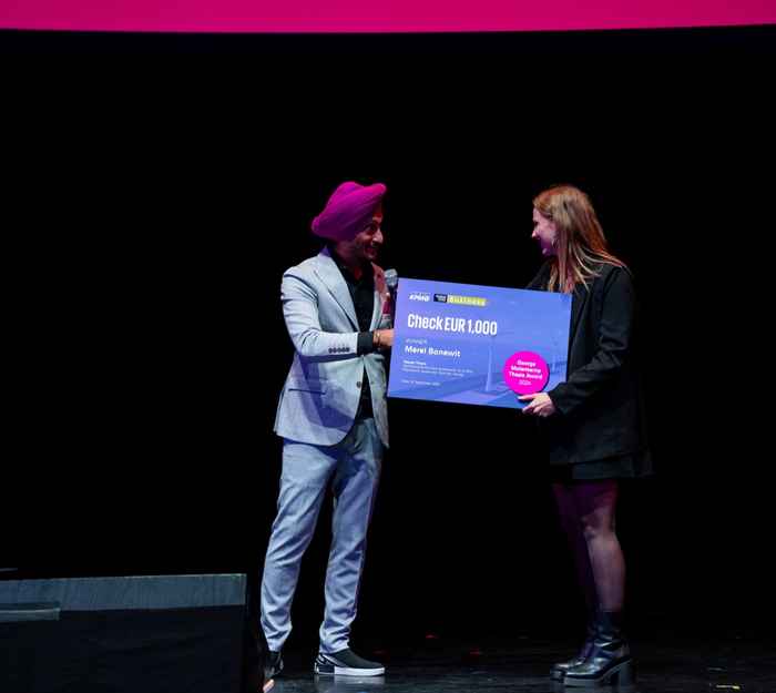 KPMG Supervisory Board member Kuldip Singh congratulates winner Merel Bonewit